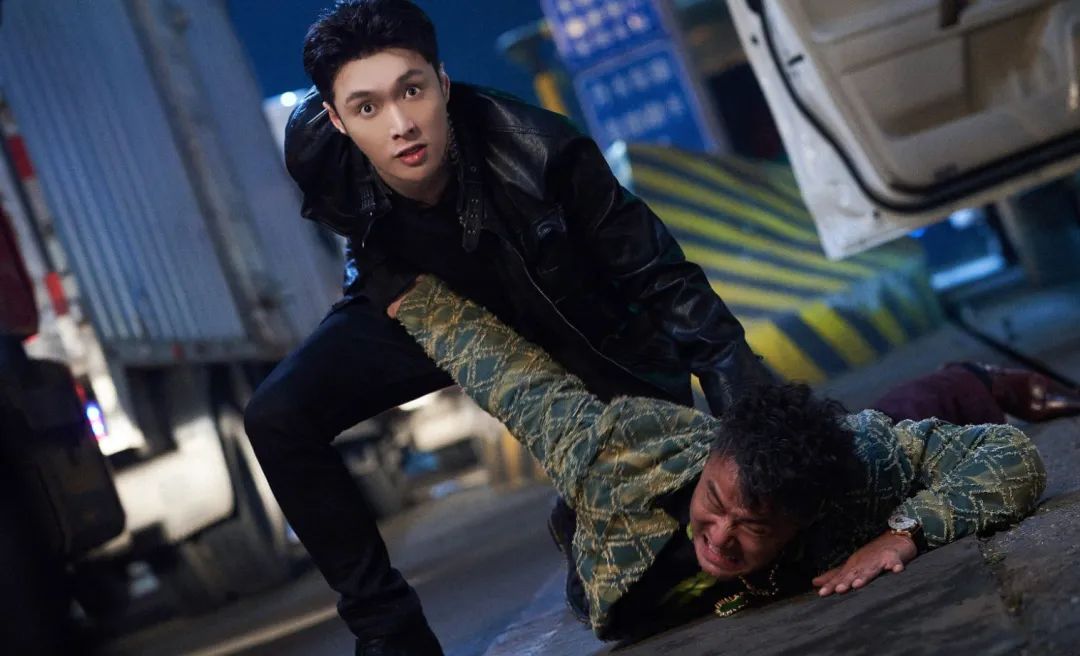 追剧普法丨菜霸控制市场殴打菜商有什么法律后果