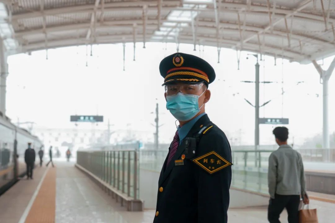 者看上去特别神气袖标上写着"列车长"他们戴着大檐帽,穿着制服列车上