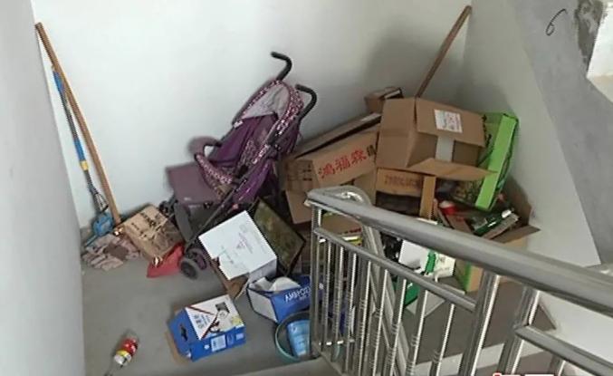 注意家门口放鞋架楼道里堆杂物都是违法行为
