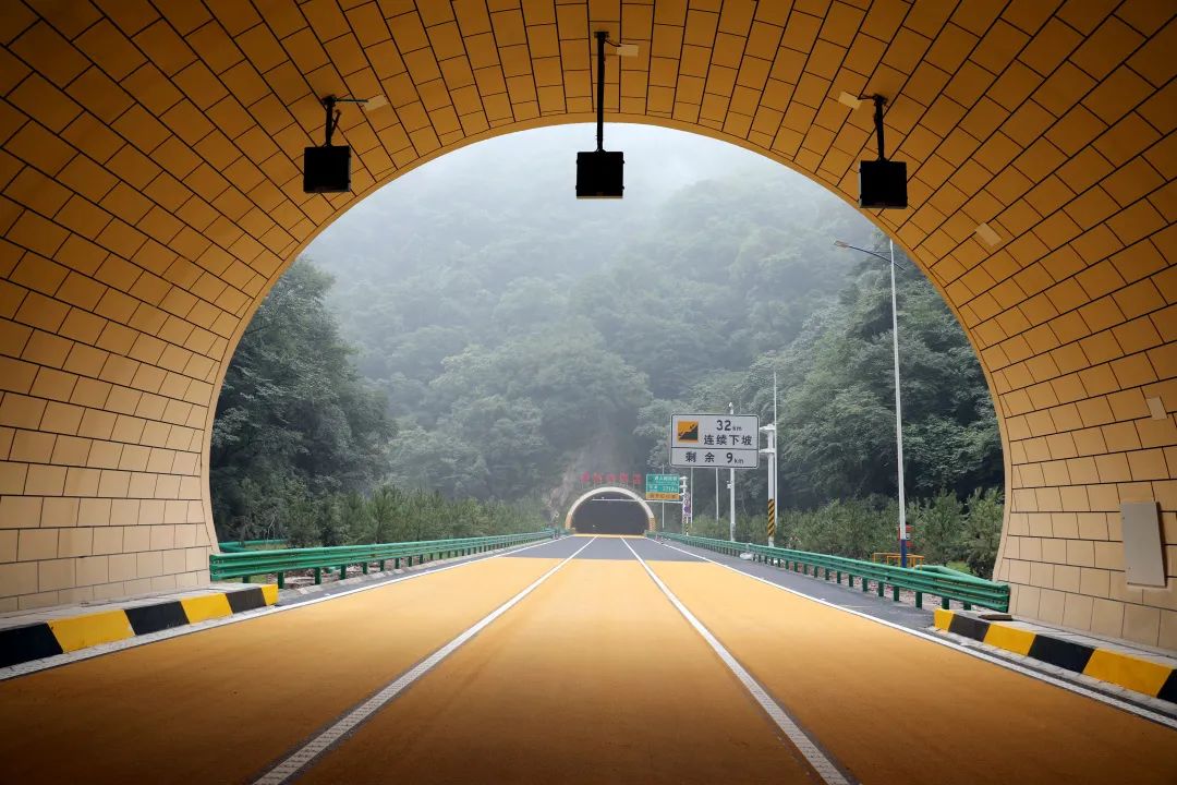 银昆高速天台山隧道图片