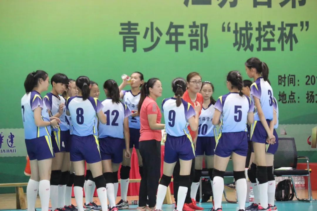 致敬最美教师棠张中学女排铿锵绽放为教师刘琪宋爱菊点赞