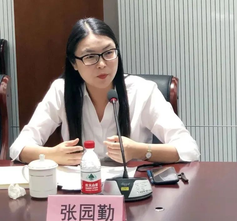 海聊会上,区教育局局长陈小华对于区教育局当前贯彻落实《双减意见》