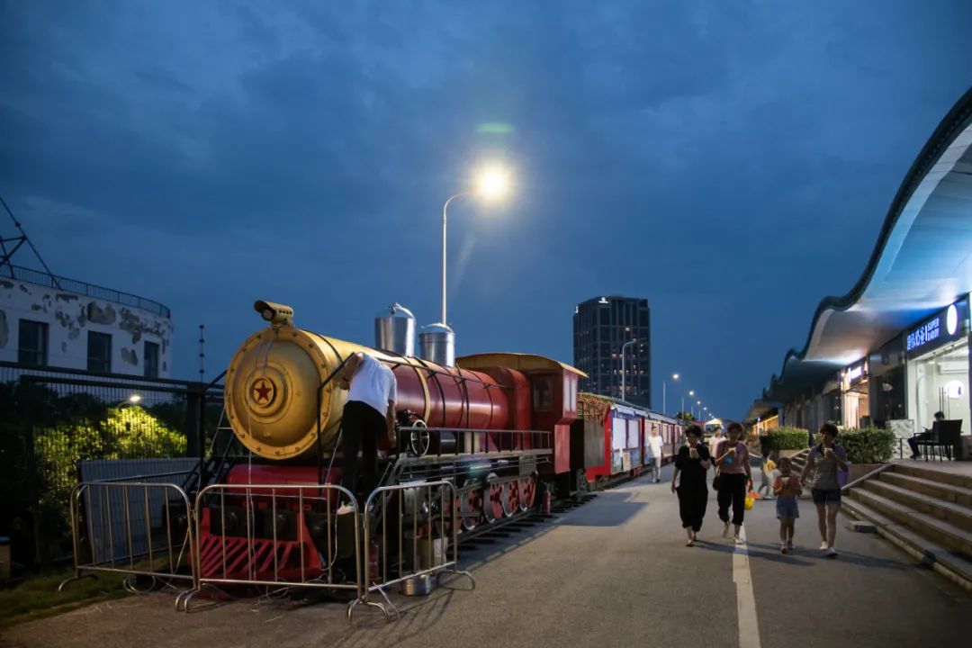 美食小火车不足百米,一节小车厢就是一家店面,无论是大是小装修是否