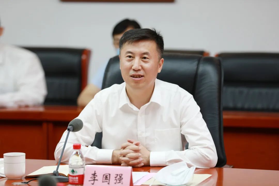 李国强对李永明一行到访表示欢迎,对中建八局始终秉持"敢打敢拼,永远