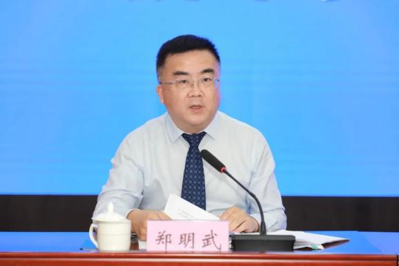 主持人:省委宣传部副部长,省政府新闻办主任 郑明武(许梦宇 摄)