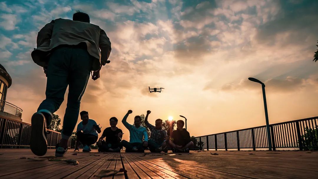 热情澎湃的深圳青年 图片来源:unsplash 这里,是我们追逐梦想的奋斗