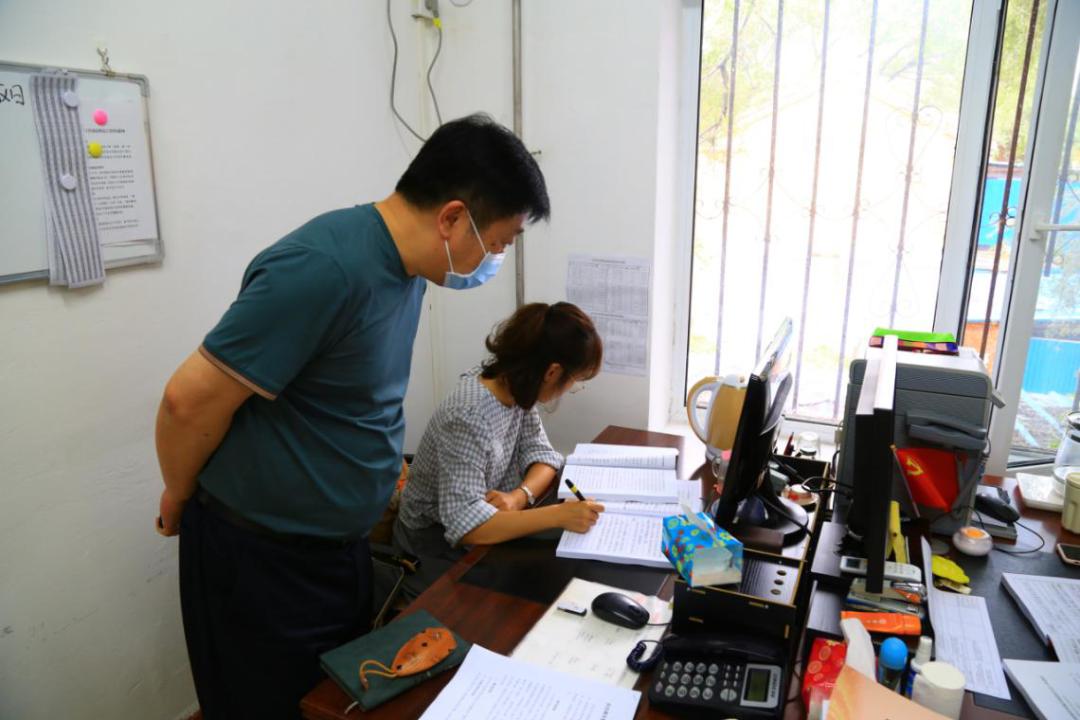 院长殷鹏对干警个人学习情况进行检查