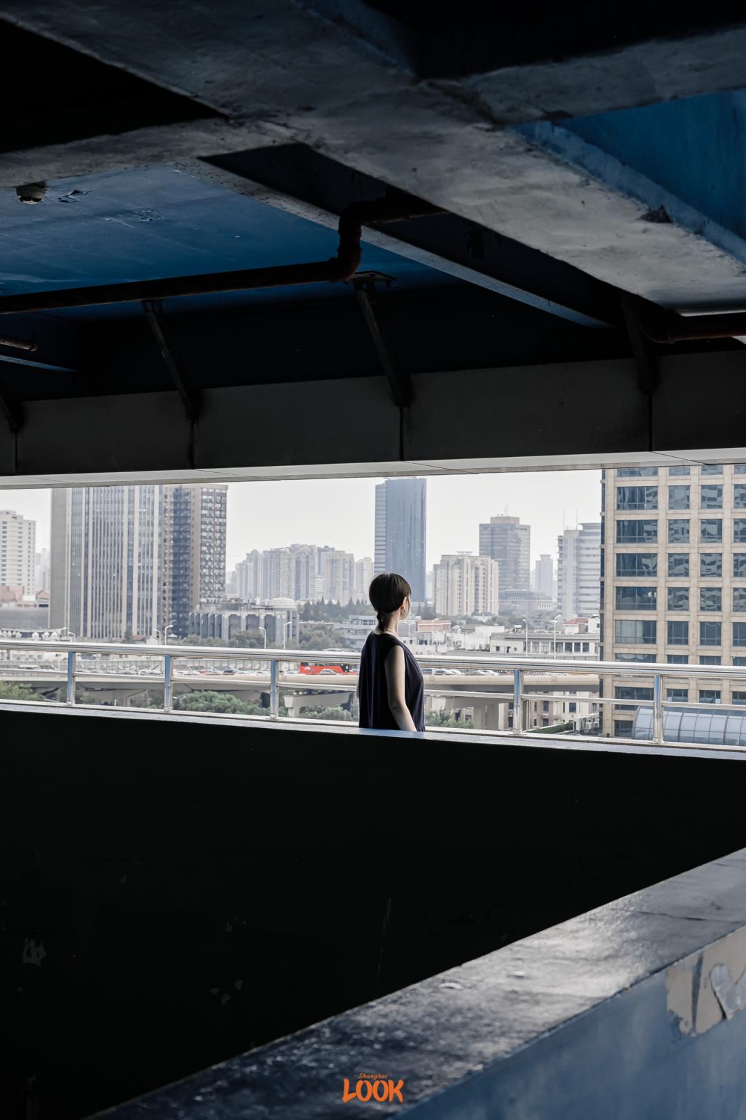 其实一整层的停车场及休闲区域,开阔摩登的视角让它久居热门天台之列