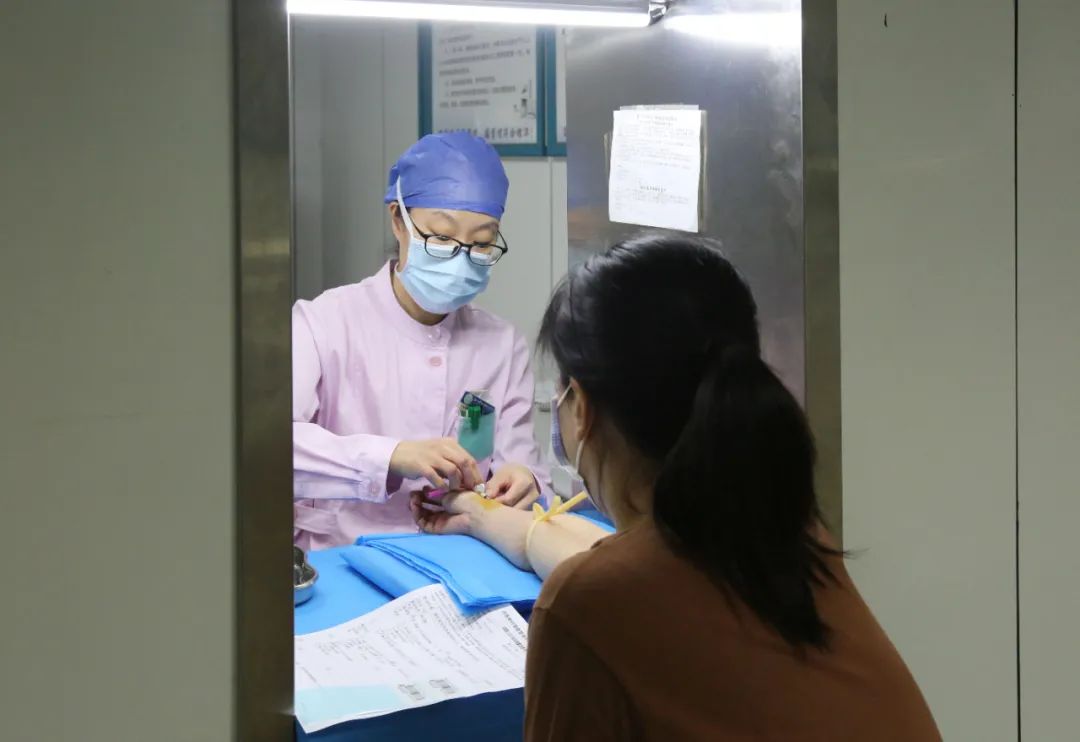 24小时值班每天上万张片子他们是医生的眼睛