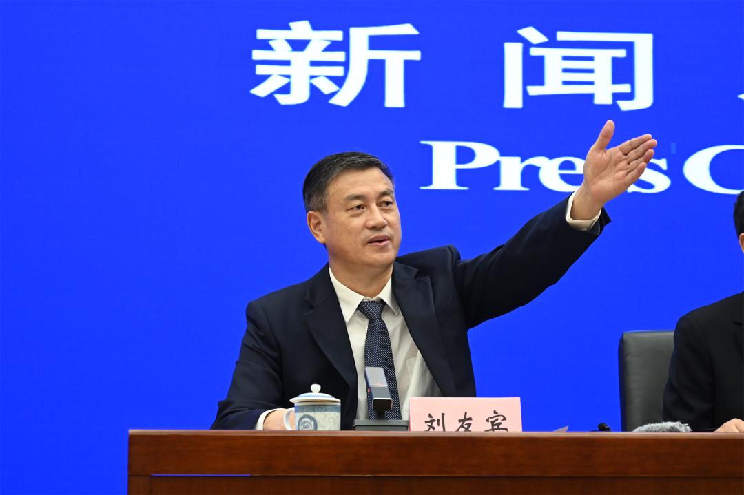 生态环境部新闻发言人刘友宾 刘友宾:下面请大家提问. 答记者问