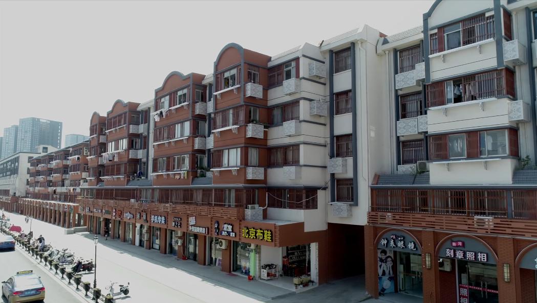 一条样板街(东进路),三个样板场(宝龙城市广场,中南世纪城,金鹰聚龙湖