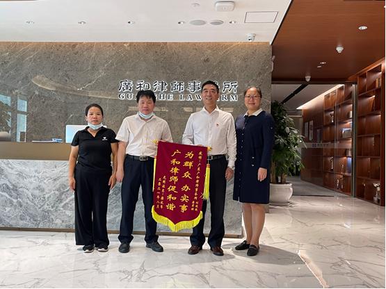 党旗飘扬在一线深圳律师积极投身公益法律服务践行我为群众办实事
