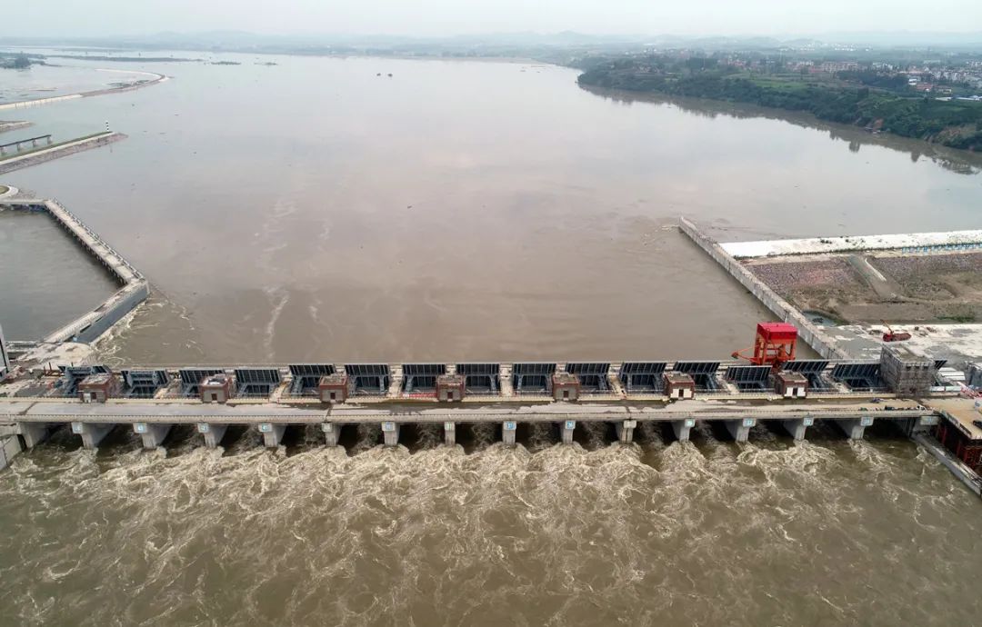 这是位于宜城市的雅口航运枢纽工程,工程以航运功能