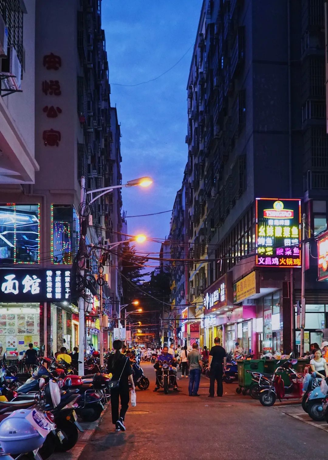第一市场夜市,亿恒主题夜市是游客们心目中的网红夜市,那么商品街夜市