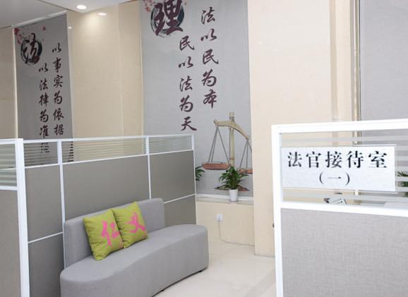 彰显法治文化力量创新诉服文化通化两级法院利用院办公楼大厅,走廊等