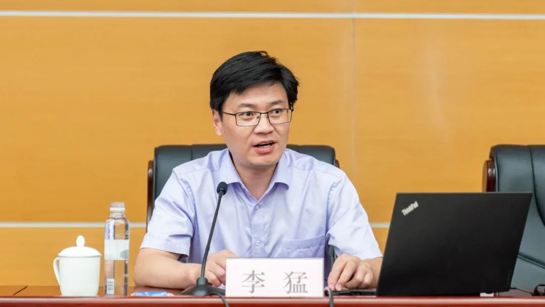 会上,市委党校李猛教授应邀作题为《新发展理念的历史演进与政策取向