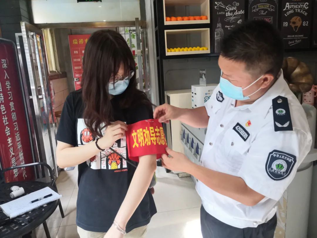 200名红袖章进驻网吧开展文明劝导