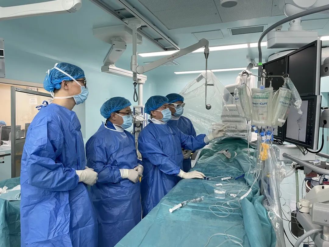 8岁男童突发头痛呕吐竟是脑血管破裂惹的祸仁济医院微创介入治疗小儿