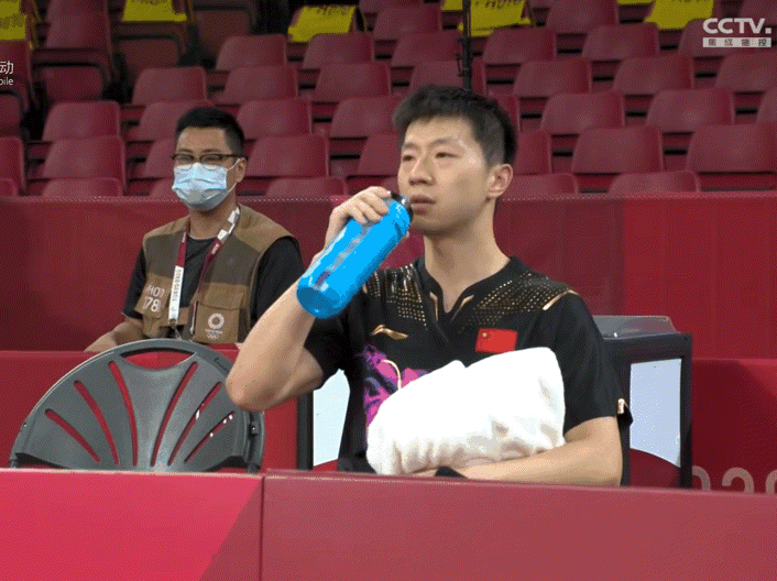 这不,把我们的运动员马龙,陈梦,侯志慧等喝水的动作送上了热搜~小编