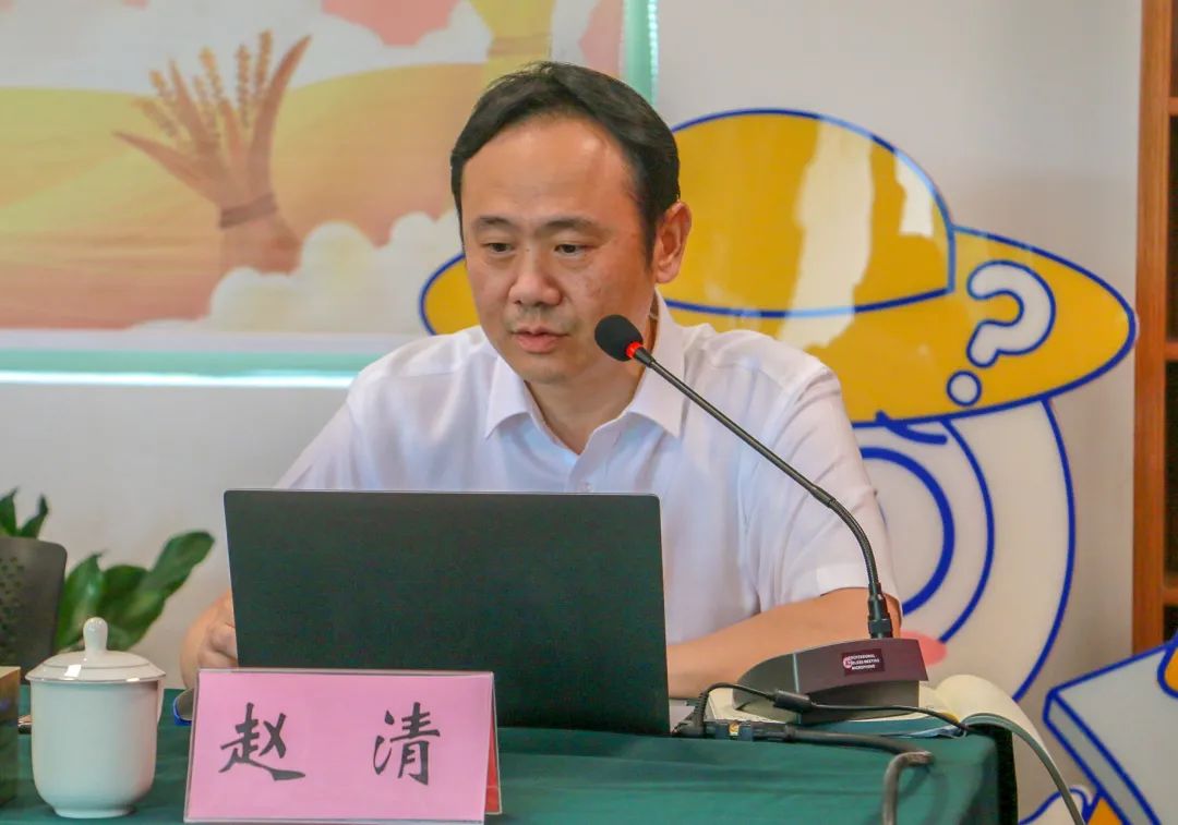 太阳镇党委书记徐晓强主持签约仪式,并作了表态,太阳镇作为项目落地