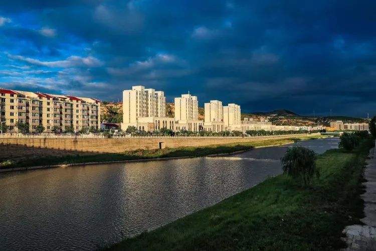 清水河县秋云千形万象片片映水藏山