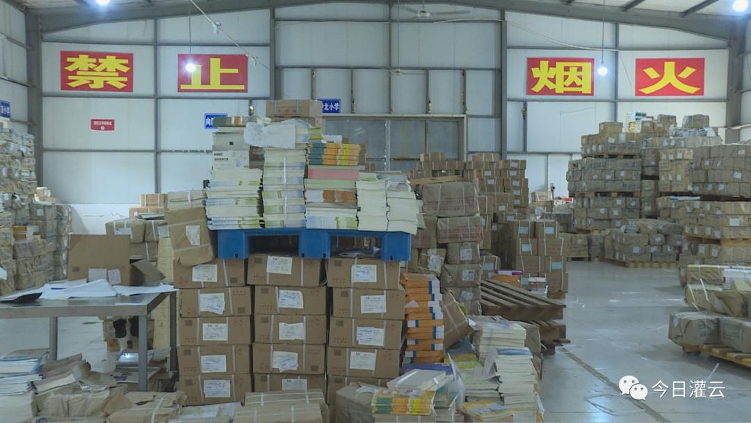 连日来,记者在灌云新华书店课本仓库看到,书店员工忙着整理学生课本