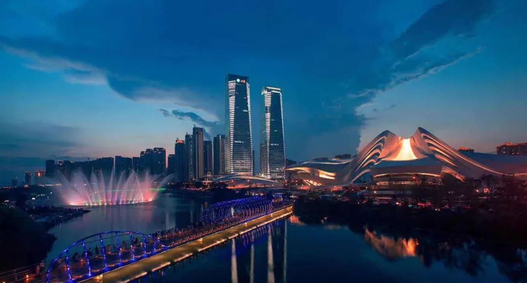 新帅集团公司所在地,取景自长沙梅溪湖的金茂双子塔,确实符合大集团的