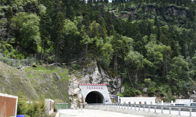 图为派墨公路华能多雄拉隧道.次仁平措 摄