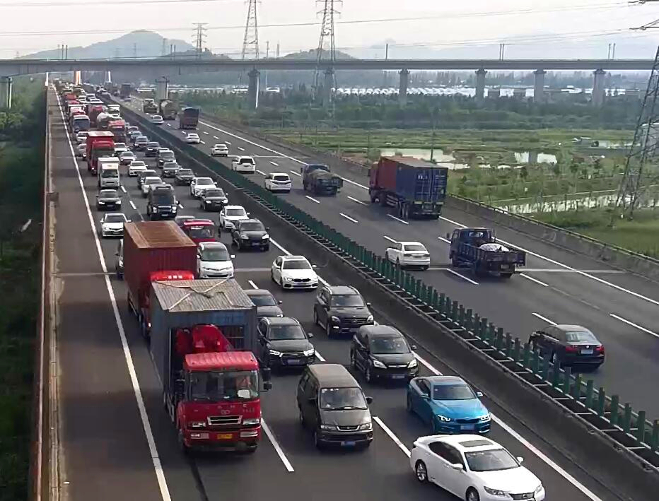 浙江宁波:货车抛锚导致高速公路拥堵 十一好汉合力推车清障