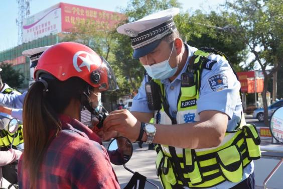 一盔一帶青銅峽交警向園林人送頭盔將平安戴回家