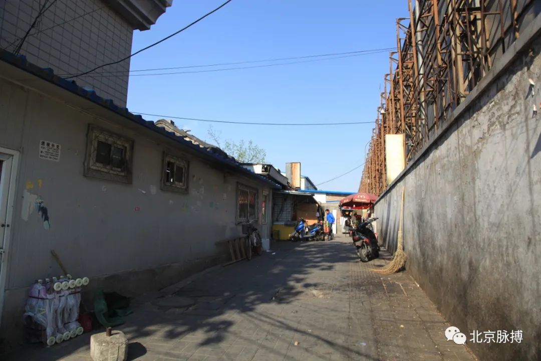 东起北京火车站广场西侧,西止北京站西街,南与南鲜鱼巷相通.