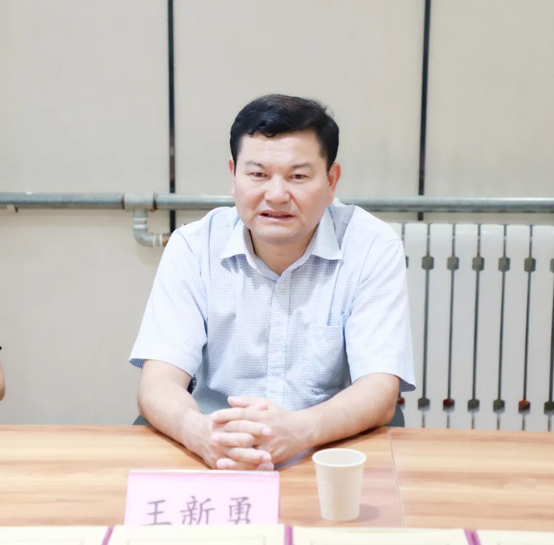 王新勇同志一行参观了律所整体环境,观看宣传片,具体了解天齐律师事务