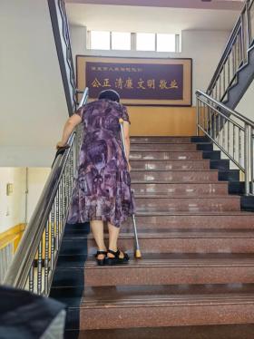 榜样力量轻伤不下火线拄着单拐来上班