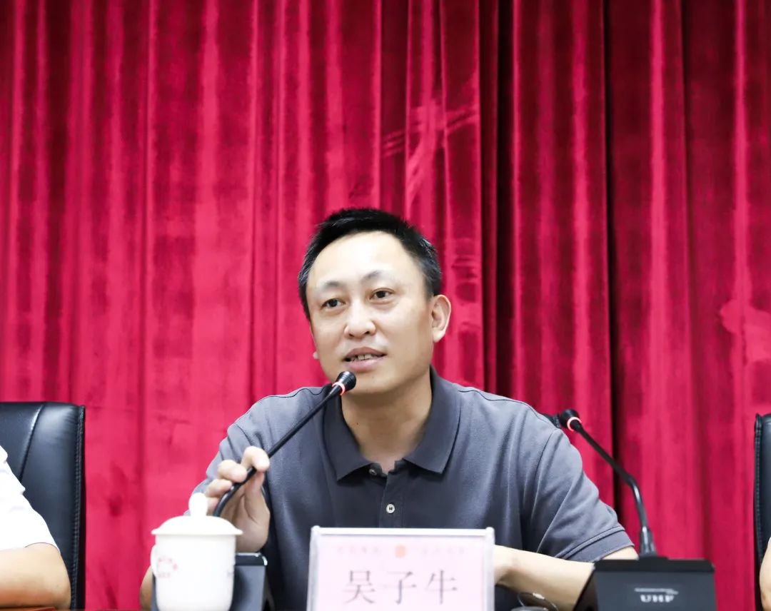 最后,李锡建代表区法院及班子成员作表态发言:一是衷心拥护吴子牛同志