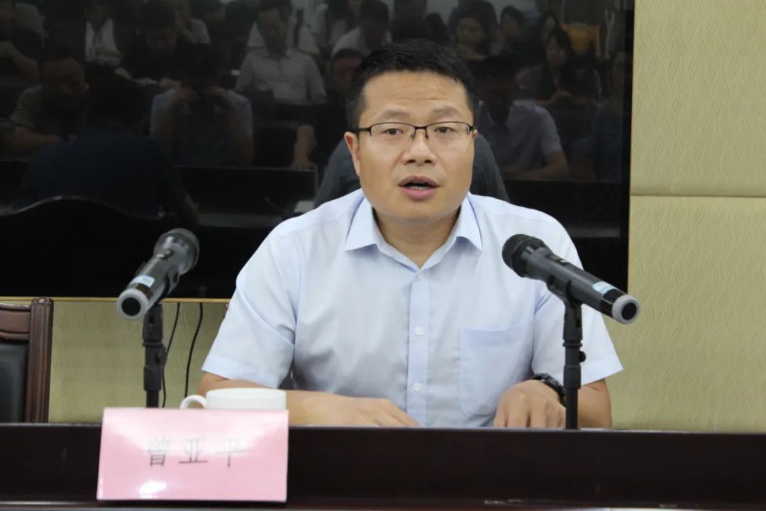 曾亚平充分肯定了陈翰朋同志带领昌江法院取得的成绩,对周理同志的到