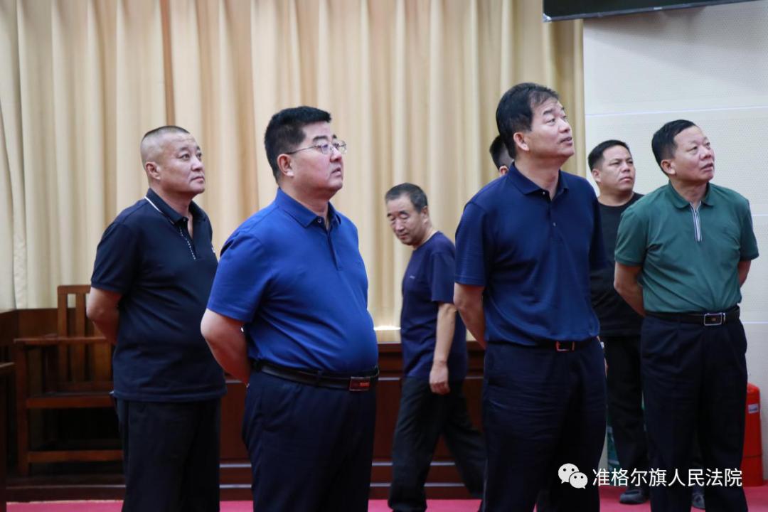 张银良院长一行实地查看了准格尔旗人民法院审判庭,家事少年法庭,院史