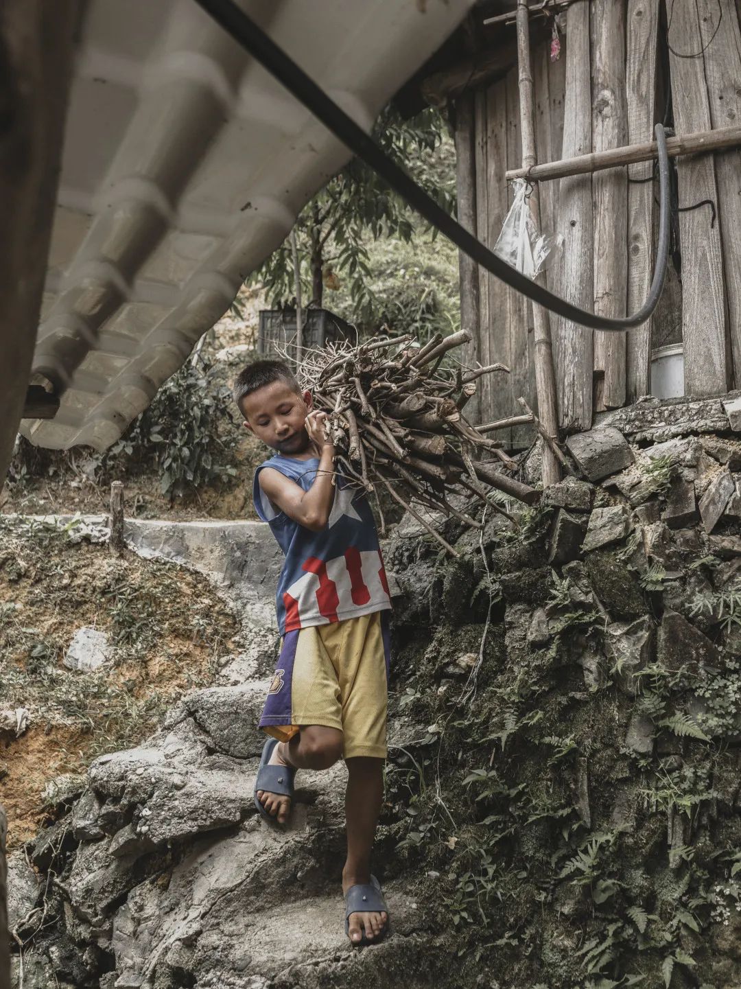 和黔东南大山里的学校探访食堂是租借来的还有一群露天就餐的孩子们