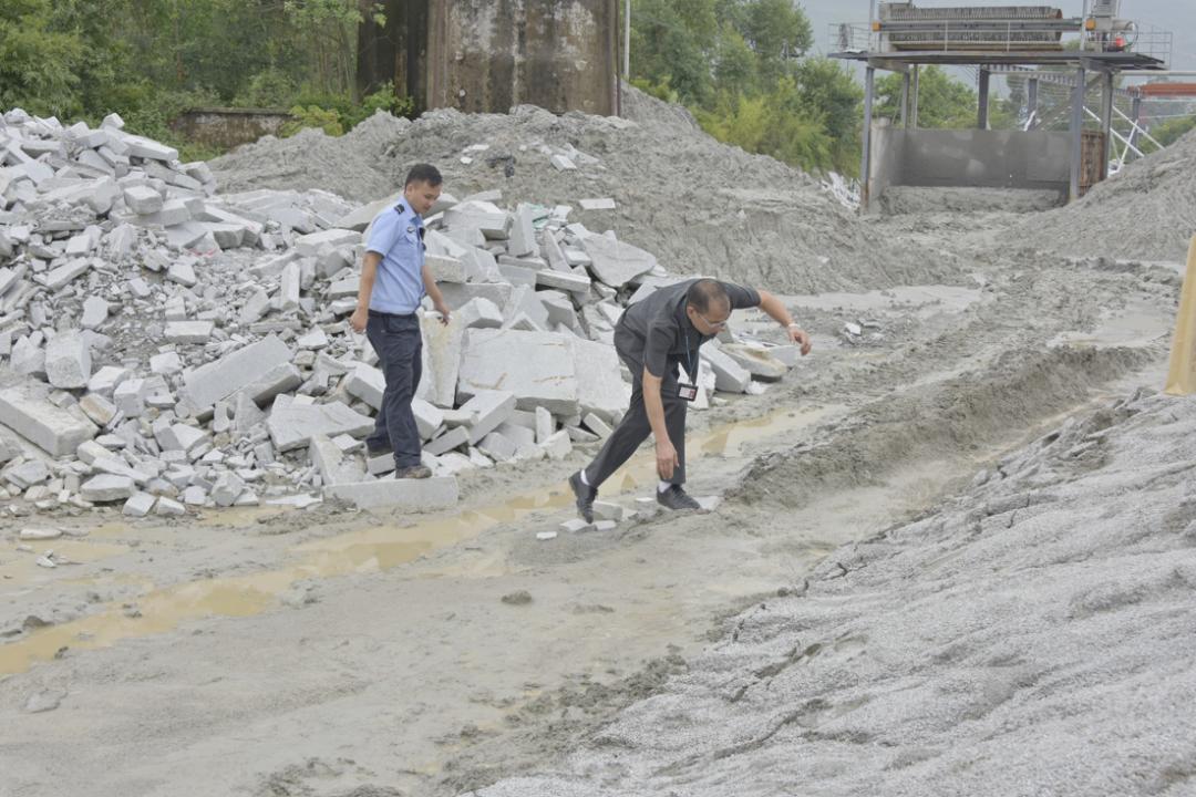 颱風過後一路泥濘,執行幹警來到爭議山地實地勘查