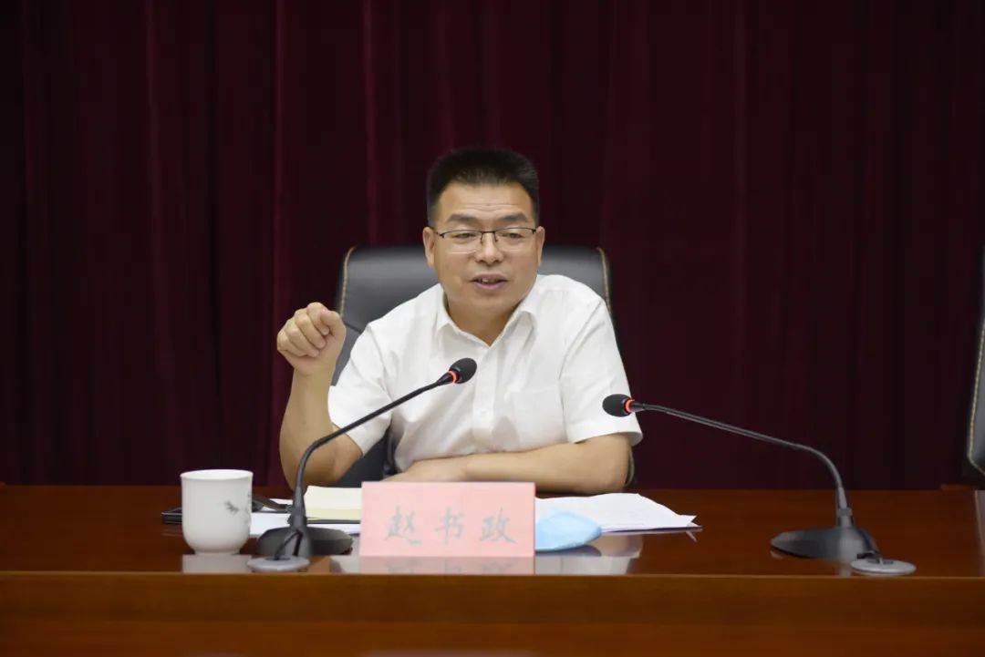 区委常委,副区长李宏峰主持会议并介绍本次座谈会的目的意义.