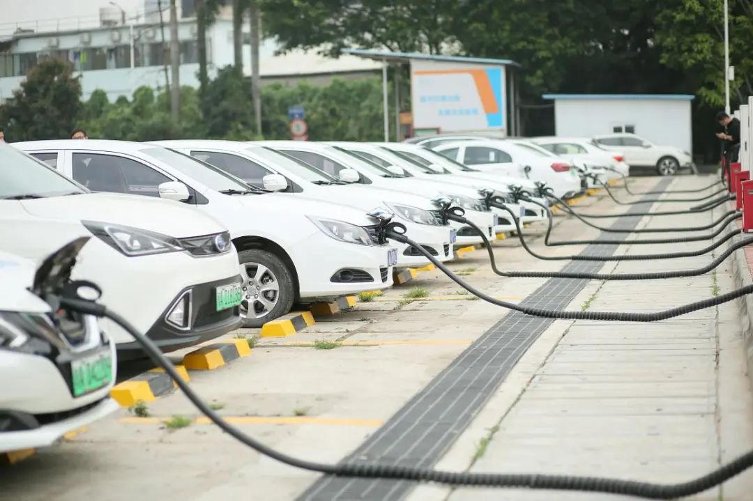 广州公交集团全面推进公交电动化,增加建设新能源汽车充电站,同时