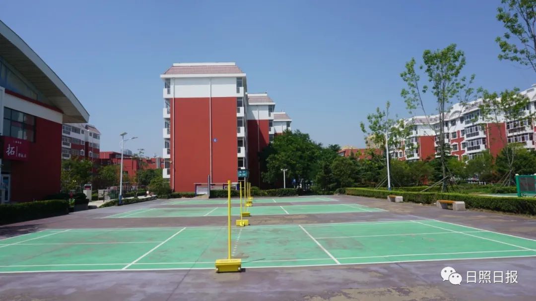 他们这样说对于改造后的宿舍,食堂记者随机采访了几位大学生在校园内