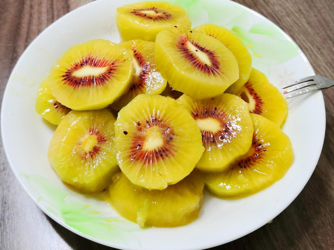 猕猴桃基地内的猕猴桃也开始蠢蠢欲动,迫不及待要进入市民的果盘了