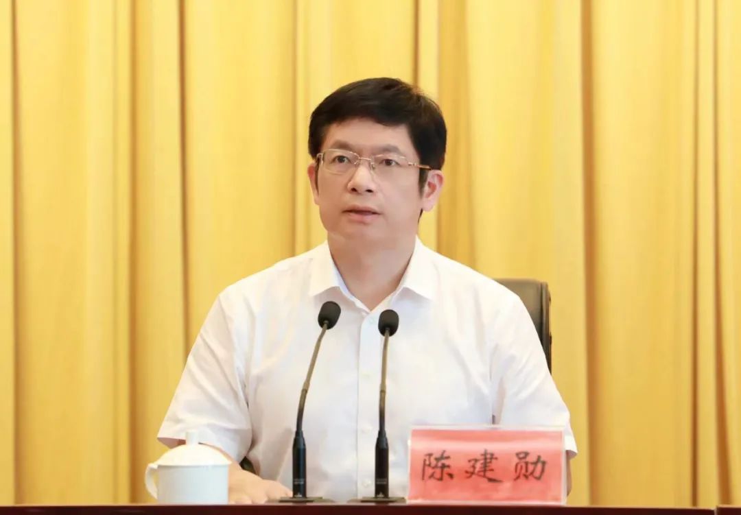 陈建勋以更坚决态度更有力举措更务实作风确保实现十五