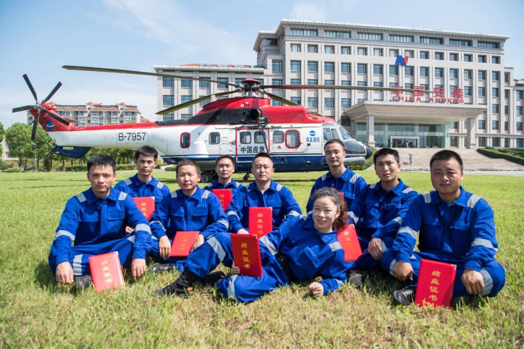 中国安能三局武汉救援基地3名队员通过直升机救生员考核
