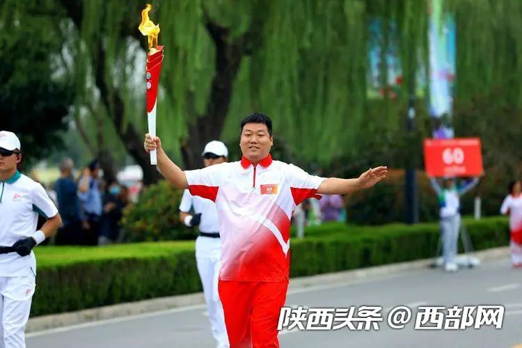 68名火炬手逐梦"大秦故都" 十四运会和残特奥会火炬在咸阳传递