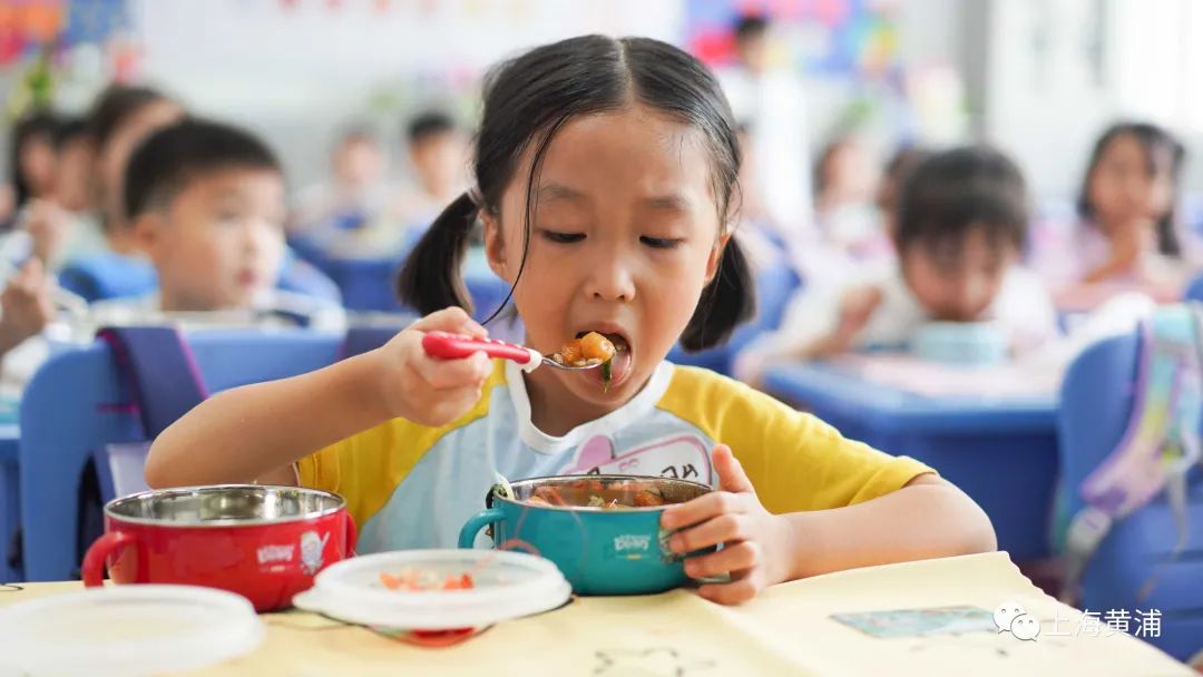 欢迎你一年级小学生初次走进校园就有哥哥姐姐的暖心牵手