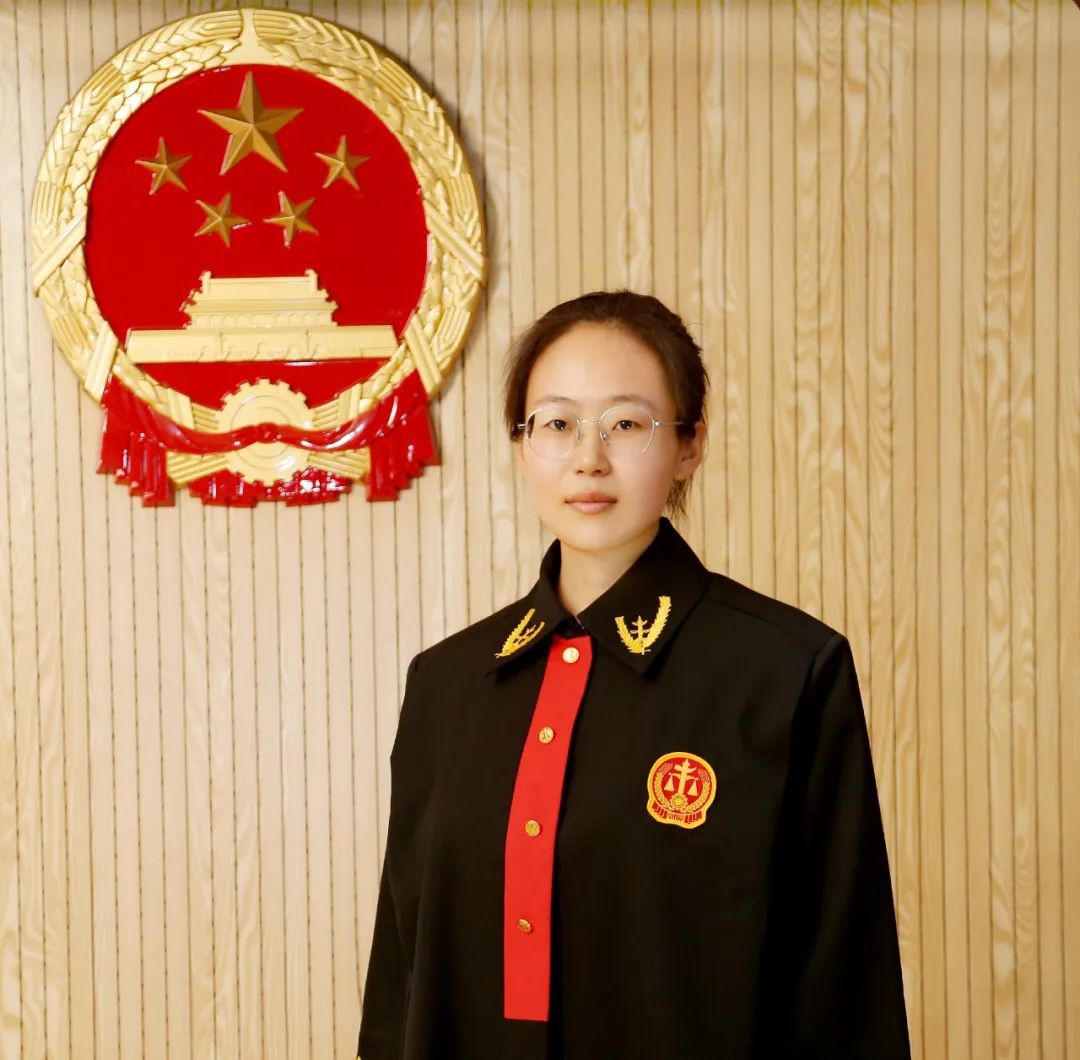 今日起,我将作为一名人民法官,恪尽职守,廉洁自律.