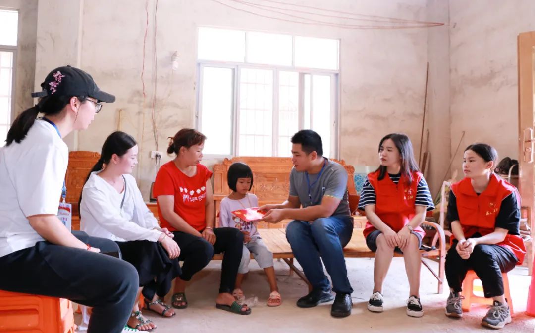 "以后你如果遇到什么困难,就到学校旁边的村委找叔叔,叔叔都会帮你