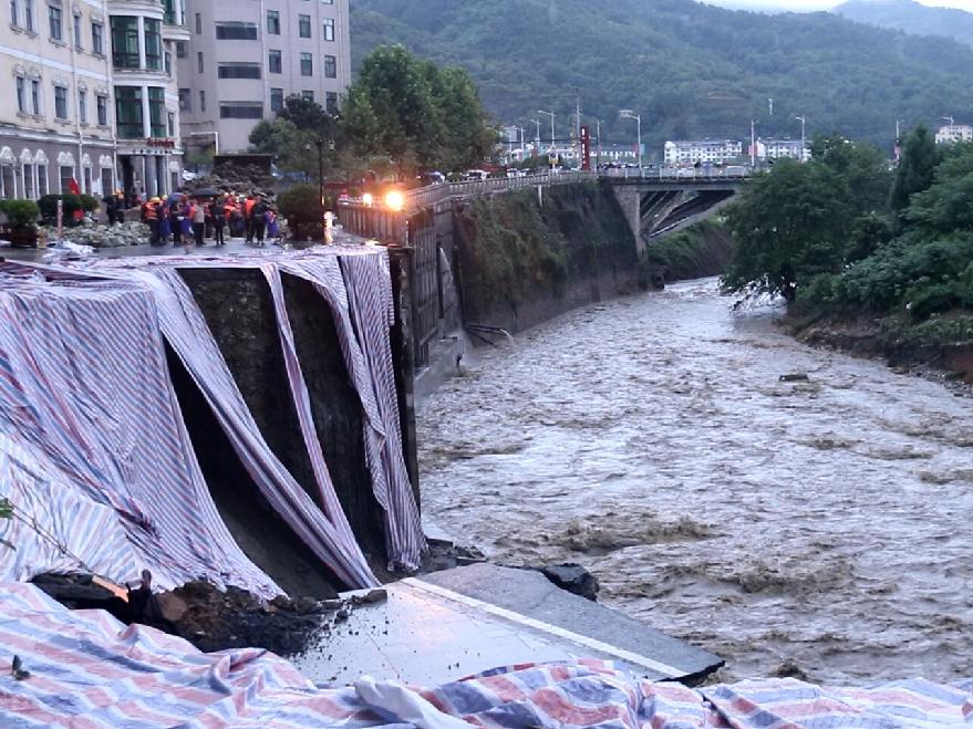 8月22日,陕西省安康市石泉县城关镇普降暴雨,多处出现洪灾,塌方,滑坡