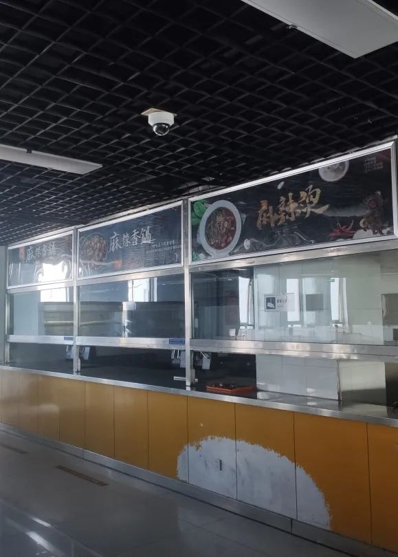 饭间,增加燃气管道,排烟罩,单眼灶等设备,改成可以现场制作菜品的厨房